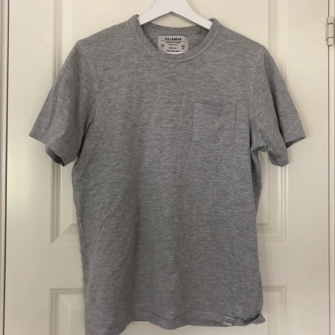 Grå pull&bear T-shirt - 90