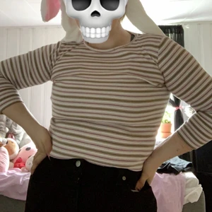 Randig tröja - Väldigt fin, köpt secondhand. Står ingen storlek men skulle nog säga xs-s passar dem bäst på