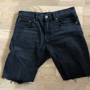 Vailent jeansshorts - Svarta jeansshorts från carlings (Vailent). ”Avhuggna” nere i storlek L. Bra kvalitet och i nyskick. Skriv privat för fler bilder och info. 
