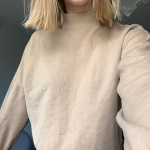 Beige tjocktröja - Beige tjocktröja med långa ärmar och polo! Säljer för att jag tycker att den är lite liten på mig 