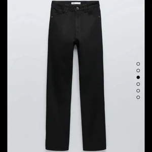 High rise straight full length - Fina raka jeans från ZARA. Säljer de för att de inte kom till användning och de är i väldigt bra skick. De är i storlek 34 men har klippt typ 4-5 cm för att de var allt för långa. KÖP DIREKT FÖR 149 + frakt, nypris 399kr.