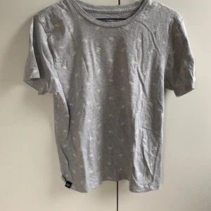 Grå t-shirt - Grå t-shirt med små vita cyklar på hela. Från dedicated i storlek S. Använd 1 gång. 