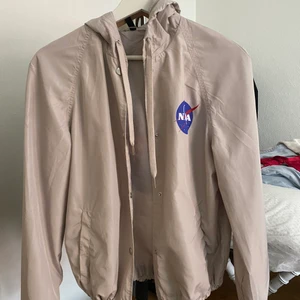 Jacka  - Denna vind jacka ifrån hm, super fin men har inte användts pga inte riktigt min stil