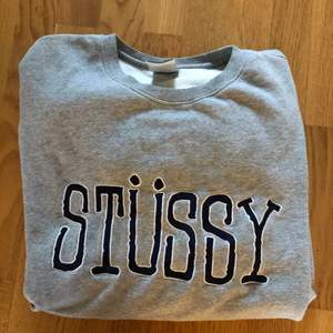 Stussy sweatshirt i storlek XL. Inga hål eller fläckar. Kan fraktas eller mötas upp i Stockholm:)