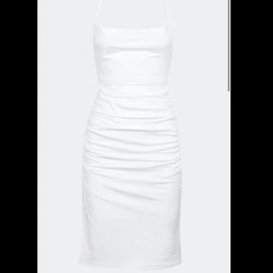 Vit bik bok klänning - En jättefin vit oanvänd klänning från bik bok. Slutsåld överallt. Perfekt till studenten eller midsommar. Öppen rygg med snören som går att justera och kan därför passa flera storlekar. Står XL men väldigt stretchig. Helt ny med prislapp kvar🥰