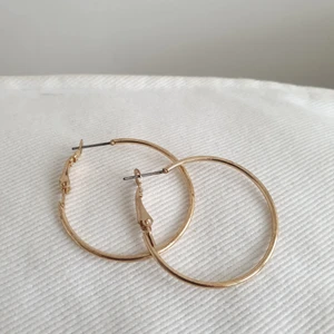 Hoops örhängen  - Hoops örhängen mellan storlek. Kan skickas annars finns I Malmö 💌 frakt ingår 