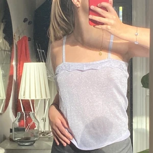 Linne - Glittrig topp som jag köpta på nån second hand, den är verkligen jätte fin men den kommer aldrig till använding💕💕