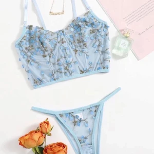 Embroidered mesh Underwired Lingerie Set - Köpte från Shein för två veckor sen men är för stor för mig. Har testat den bara 2-3 gånger inomhus. Materialet är ganska tunn och skön att ha på. Pris och storleken finns på bild 3. Skick tyvärr inte posten