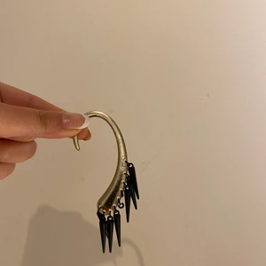 Öron smycke - Ett ovanligt smycke man har bakom örat super coolt! Tyvärr har två ”spikar” försvunnit. Men ser fortfarade coolt ut. 