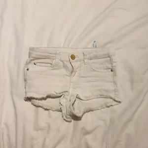 Vita shorts! - Vita ganska välanvända shorts men ingen skada eller något annat!🤍🤍