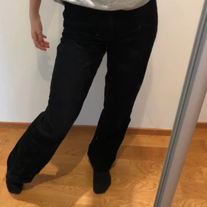 Manchester jeans från Monkei - Svarta manchester jeans från monkei i storlek 32❤️skicket är mycket bra och priset går att diskutera💞💞