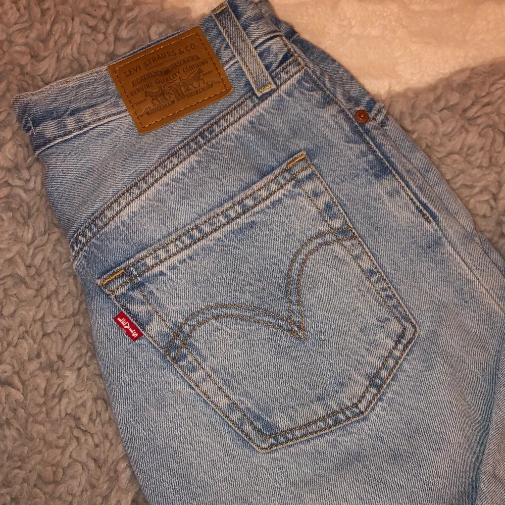 Knappt använda levi’s jeans i ribcage modellen. Som nya, Perfekt skick! Säljer pga fel storlek. . Jeans & Byxor.