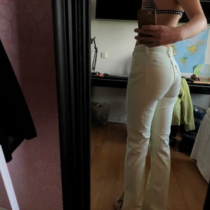 Gröna jeans från Zara - Säljer ett par så snygga pastellgröna jeans från Zara. Nyskick. 