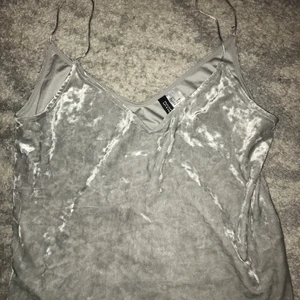 Grå topp sammet - En superfin sammetstopp i grått! Passar legit alla outfits, lite för stor för mej därav säljer <3 