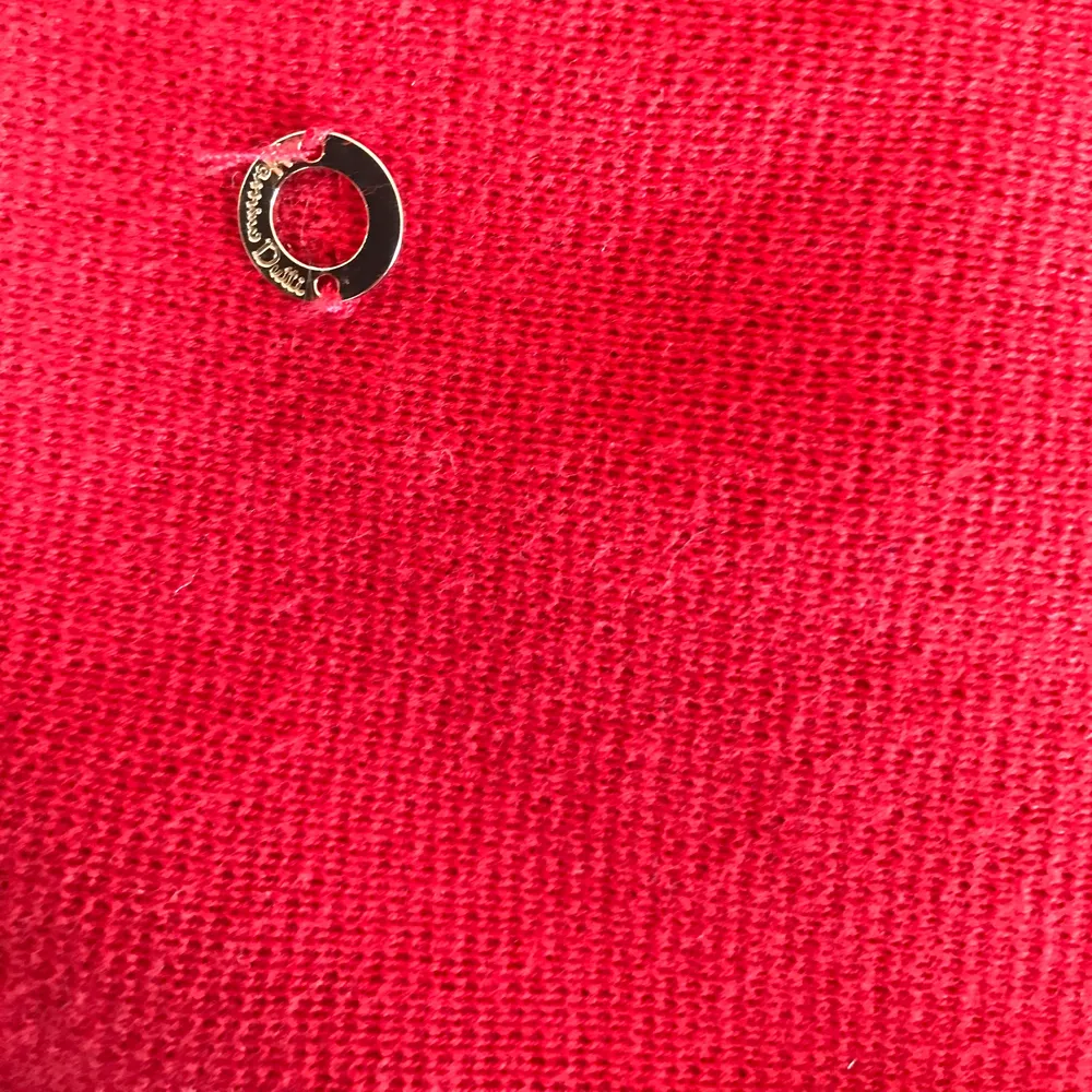 Röd märkesklänning från Massimo Dutti. Storlek 158-166 cm. 3/4 långa ärmar. Ribbad överdel.. Klänningar.