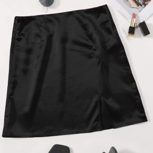 Svart satin kjol - Aldrig använd! Jättefin och lite stretchig. Storlek XL men den är mer som en L. Dragkedja och en liten slits i detalj