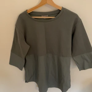 Tröja/blus från COS i stl small - Tröja stickad upptill, knappar i sidan - knappt använd / nyskick 3/4 ärm 