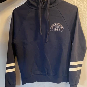 Huvtröja  - En blå skön och bekväm huvtröja i storlek XXS från ginatricot .