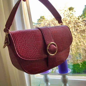 Röd väska!  - Anväd endast ett fåtal gånger! Sjukt fin och rymmer mycket saker. Kommer även med ett längre band man kan sätta på! 