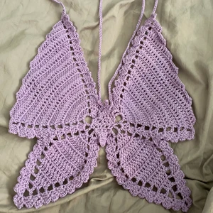 Virkad Fjärilstopp - Virkad av mig! Välj färg/färger själv de går att välja nästan vilken färg som helst. Denna toppen kostar 300kr med en färg och 20kr/extra färg. Så den på andra bilden kostar alltså 320kr !Ni står för frakten men det går även att mötas i malmö! 