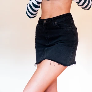 Svart jeanskjol - Svart jeanskjol! Sitter väldigt smickrande! Säljer en likadan i vit ( även tröjan ).