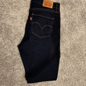 Levis jeans - Jättefina mörkblå Levis jeans i storlek w:30. Små i storlek skulle säga de är som w:29. Helt nya och aldrig använda! Pris kan diskuteras.