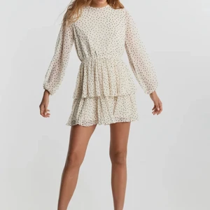 Sommar klänning - Väldigt fin klänning från Ginatricot i storleken 36. Köpt förra sommaren och nu slutsåld. Använd mycket men bra skick! 350kr inklusive frakt? Pris diskuteras. Skriv privat för egna bilder 