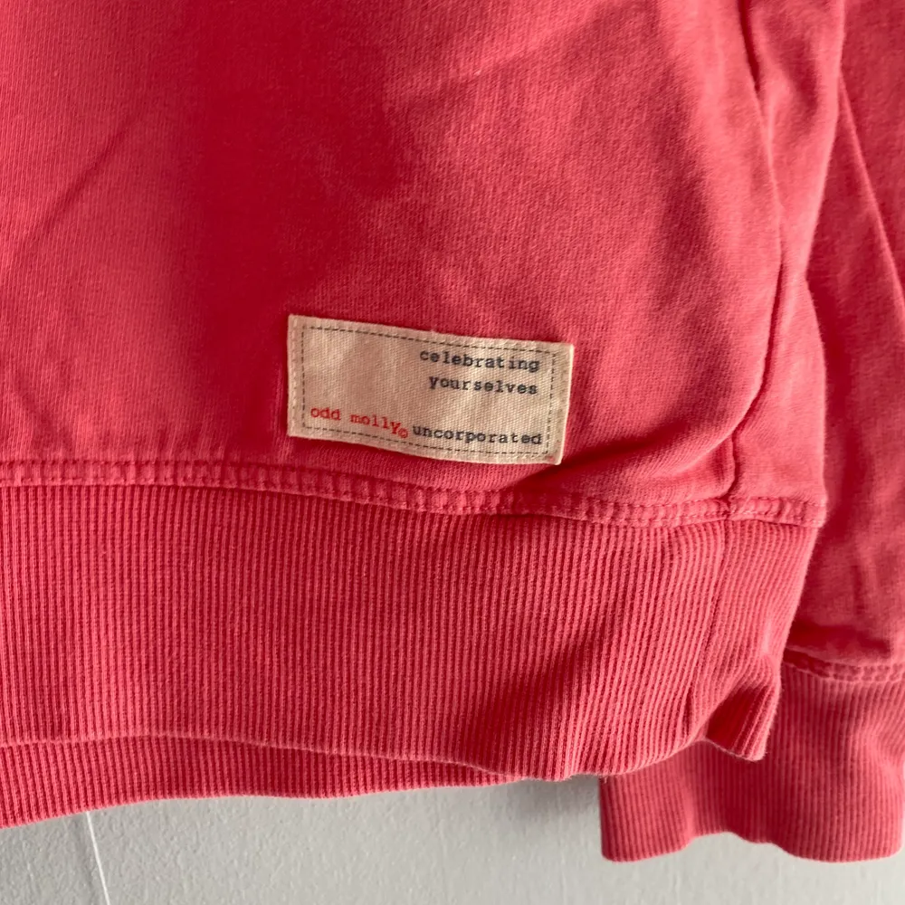 Säljer nu min Odd Molly Sweatshirt 💕 I en så fin rosa, perfekt för y2k älskaren att titta på mean girls i 💅 Har två stycken, säljer båda då jag inte får plats med dem längre 👯‍♀️ nyskick!  80kr+frakt 💓. Hoodies.