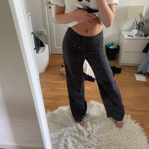 Pösiga kostym byxor  - Så snygga lågmidjade kostymbyxor från bikbok. Är 164 och är i färgen grå sitter så snyggt. 