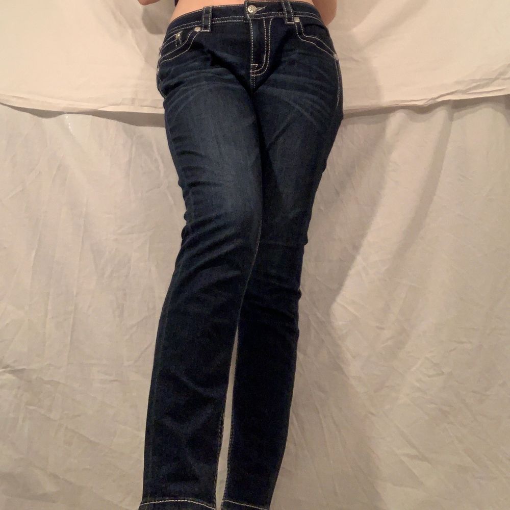 Mörkblå jeans med glitter detaljer från Miss Me. Fint skick. Lågmidjade och raka / skinny. . Jeans & Byxor.