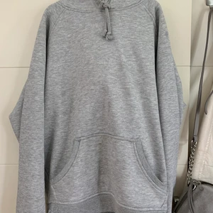 Grå bok bok houddie  - Grå super skön houddie!! Använd ganska mycket därav priset. Utmärkt skick!