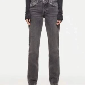 Lågmidjade jeans zara - säljer nu mina gråa lågmidjade jeans från zara, i storleken 34. Har används 1 gång så i bra skick. Buda i kommentarerna. Börjar på 400kr💞 hösta bud just nu:620