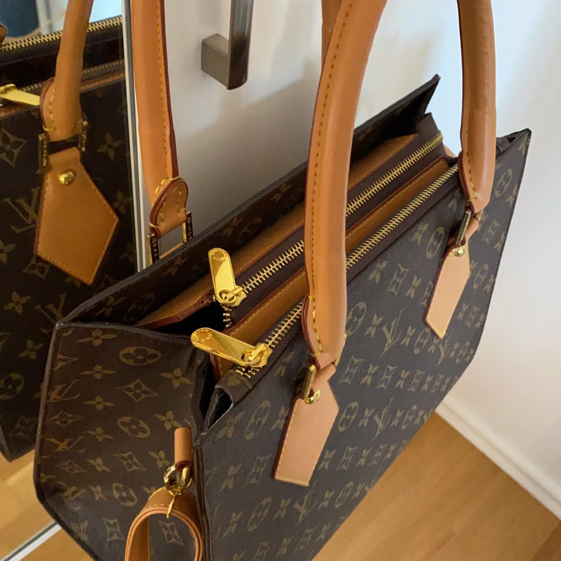 Louise Vuitton väska  - 90
