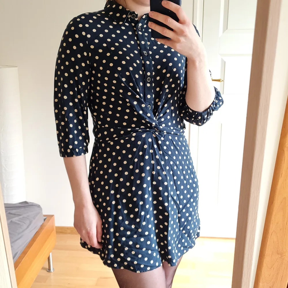 A navy blue dotted dress from Zara. Made from 100% viscose, flowy thin material makes it perfect for the summer 🌞 It looks great with both heels and snickers 👟 Used only 1 time so looks like new 🥰 Size S.. Klänningar.