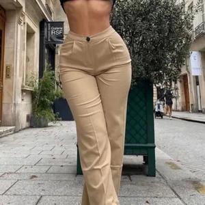 Kostymbyxor  - Kostymbyxor från bershka! Väldigt sparsamt använda (provade) 💗 Fråga gärna om detaljer och bilder privat! 