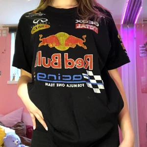 Red Bull Oversized Tröja - Säljer denna original 3XL vintage red bull tröjan. Sitter som en XL/L. Kontakta vid intresse! 💞