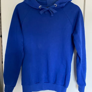 Skön hoodie - Snygg och skön hoodie i härlig blå färg! Superskönt, i strl xs från Gina Tricot!💙⚡️ Inte så mycket använd! 85kr + frakt som köparen står för 📦 
