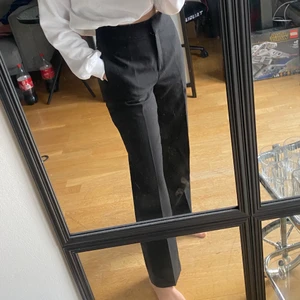 Kostymbyxor - Slutsålda kostymbyxor från h&m. Rakare modell & i storlek 36. Jag är 166 cm lång. Köparen står för frakten!!