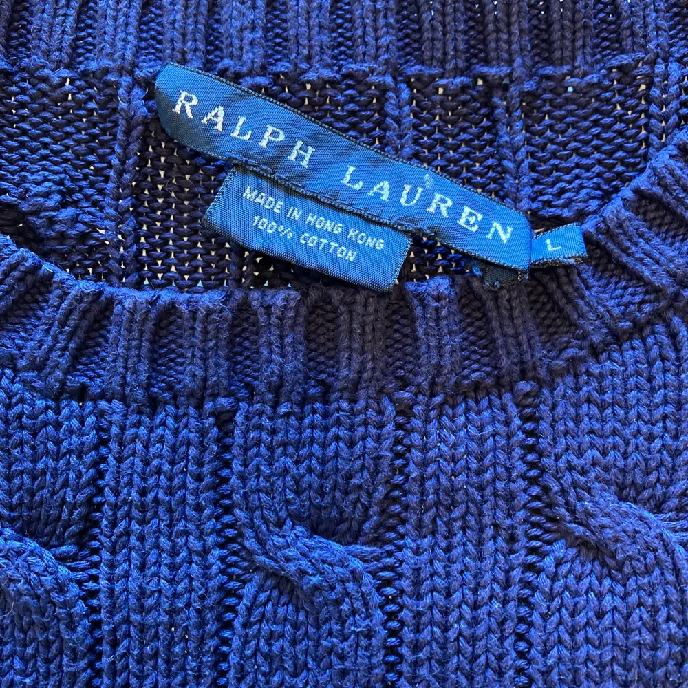 Gammal favorit! Långärmad tröja i mörkblått från Ralph Lauren. Äkta såklart. Fint men använt skick. Märkt med stl L men passar som S/M. Etiketten är lös i ena änden. Flyttrensning! Samfraktar såklart vid köp av flera plagg. Som med allt jag säljer går hälften av pengarna till läkare utan gränser. . Tröjor & Koftor.