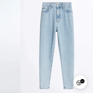 Mom jeans - Jeansfärgade momjeans från Gina tricot i storlek 38, säljer pågrund av att dom har blivit för små.