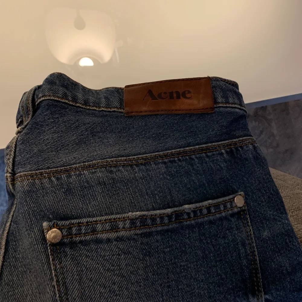 Riktigt snygga raka mid rise jeans från acne i storlek 29/32. Väldigt trendiga just nu! . Jeans & Byxor.