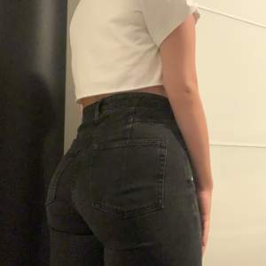 Svartgråa jeans ifrån weekday i ace-modellen och i strl 29/30, säljer pga för korta för mig, köparen står för frakten😊 är ca 172 cm lång❤️