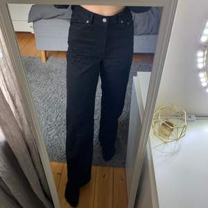 Svarta jeans från Dr. Denim som tyvärr är lite för stora för mig. Har använt fåtal gånger och köptes för några månader sedan och skicket är bra: Storleken är 28/30. 