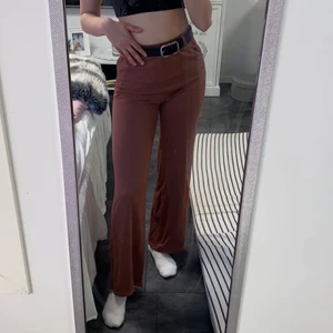 Kostymbyxor från Nelly.com - Ett par riktigt fina kostymbyxor från Nelly.com i mörkrosa färg. Tygbältet som fanns med dessa har jag tyvärr tappat bort men det går utmärkt att använda vanligt skärp.