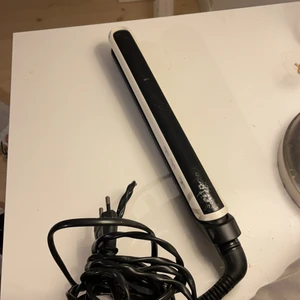 Remington plattång - Säljs pga köpt en ghd plattång. Värme kan man ställa in mellan 150-235 grader och värms upp på 10 sekunder. 