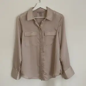 En beige silkeskjorta i strl 40 men passar mer S/M. Jättefin skjorta som verkligen passar till många tillfällen!!! Den är ljusare än vad som ses på bilderna🥰 