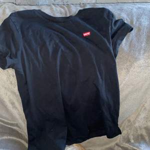 Svart Levis T-shirt i storlek xs, kan skickas eller mötas upp runt växjö.