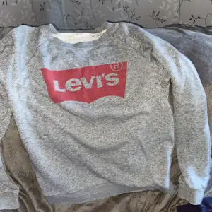 Grå Levis sweatshirt i storlek xs, fint skick. Kan skickas eller mötas upp runt Växjö 