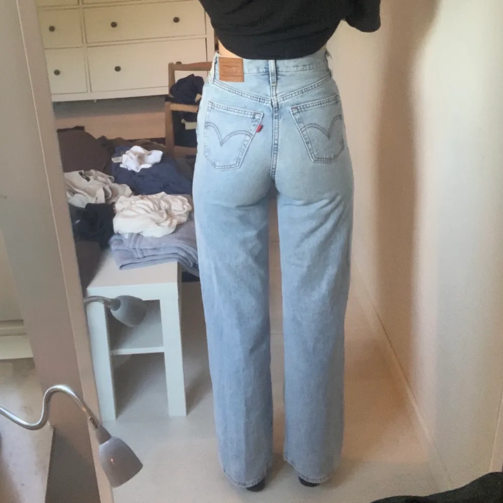 Ett par jättefina levis jeans i modellen ribcage wide leg som är i jättebra skick! Passar mig superbra i längden och jag är 172. Köparen står för frakten:). Jeans & Byxor.