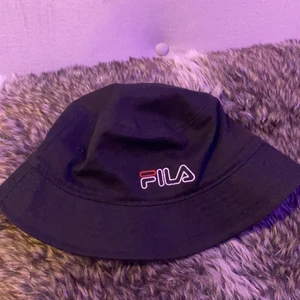 Buckethat Fila - Säljer en oanvänd Fila Buckethat, nypris ligger på runt 250 och säljer nu för 100kr ❤️
